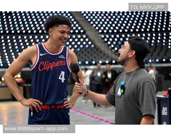 快船助教赞小卡敬业精神如科比一旦决策全力以赴展现职业态度